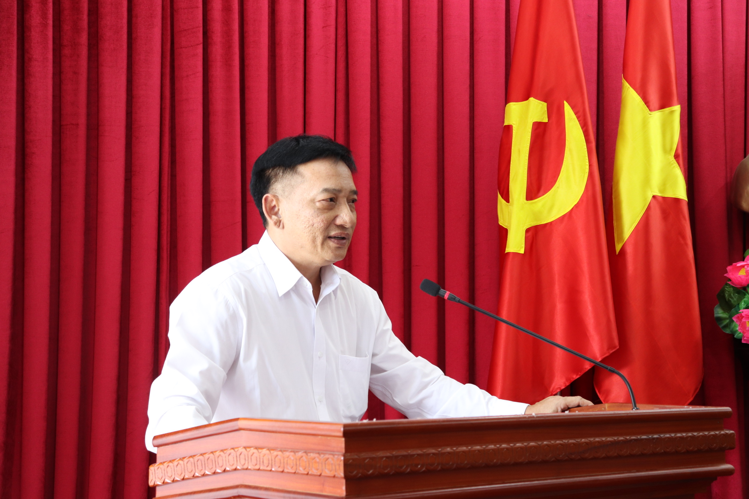 Đồng chí Nguyễn Quốc Hiệp, Phó Giám đốc Sở Văn hóa, Thể thao và Du lịch trình bày tham luận tại Hội nghị
